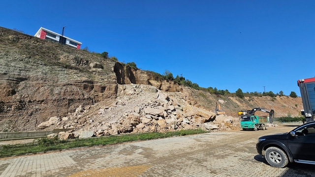 Karadeniz Ereğli'de heyelan nedeniyle kapanan fabrika yolunu açma çalışmaları sürüyor