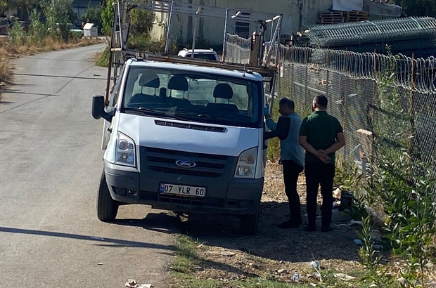 Serik'te bir kişi eski iş yerinin kamyonetini çalıp gezdikten sonra geri bıraktı 