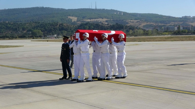 Şehit uzman çavuşun cenazesi, Çanakkale'de askeri törenle karşılandı