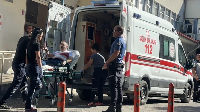 Otomobilinde eşinin gözü önünde karnından bıçaklandı