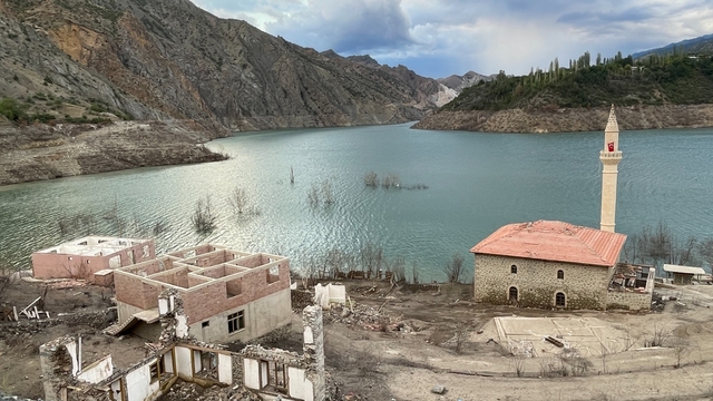 Yusufeli Barajı'nda sular çekildi, köyler gün yüzüne çıktı