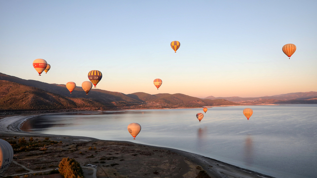 Salda Gölü'nü sıcak hava balonlarıyla izlediler