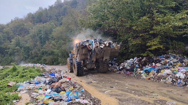 Bartın Irmağı'nın yanındaki yola bırakılan çöpler toplanıyor