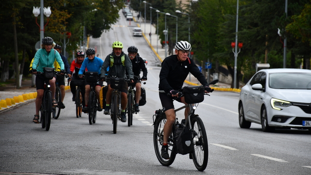 Budapeşte'ten başlayan "Sultanlar Yolu"nu takip eden gezginler, "Sufi Yolu"nda da pedal çeviriyor