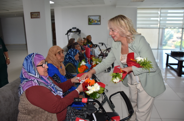 Gaziantep'te gönüllü kuaför ve ekibinden yaşlılara saç kesim ve cilt bakımı