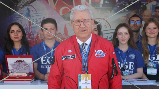 Ege Üniversitesi Rektörü Prof. Dr. Budak, TEKNOFEST Adana'yı ziyaret etti