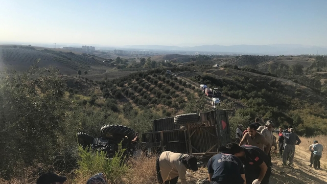 Osmaniye'de devrilen traktördeki 4 kişi yaralandı