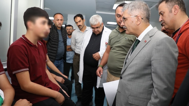 Deney sırasında tüpün kırılması sonucu üzerlerine 'sülfürik asit' sıçrayan 8 öğrenci yaralandı