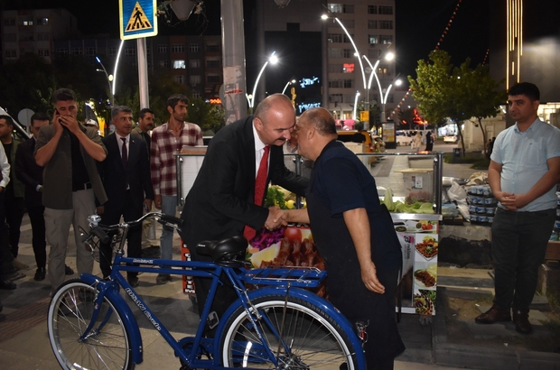 Çalınan bisikletini Vali, çiğköftelerini Bakan Yerlikaya aldı