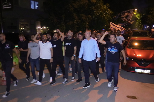 Adana Demirspor taraftarı, yürüyüş yaparak kulüp yönetimini protesto etti