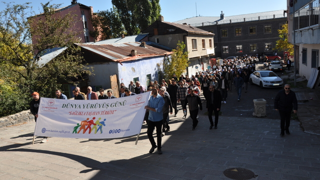 Kars'ta sağlıklı yaşam yürüyüşü yapıldı