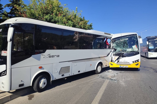 Alanya'da iki tur midibüsünün çarpıştığı kazada 12 kişi yaralandı