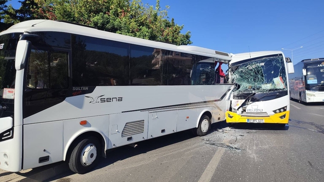 Alanya'da iki tur midibüsünün çarpıştığı kazada 12 kişi yaralandı