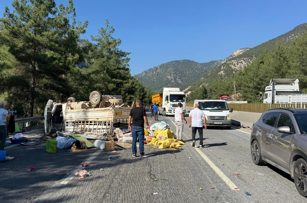 Adana'da devrilen kamyonetteki aynı aileden 6 kişi yaralandı