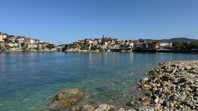 Fırtına ve kuvvetli yağış sonrası sıcaklığın arttığı Amasra'da ziyaretçi yoğunluğu yaşandı
