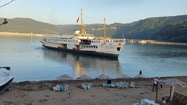 Amasra'da çapası hasar gören restoran vapur karaya oturdu; o anlar kamerada