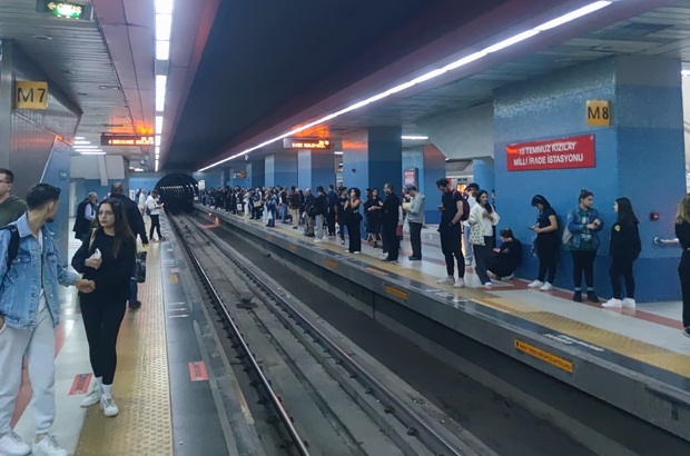 Başkentte metro hattındaki arıza nedeniyle seferler bir süre durduruldu