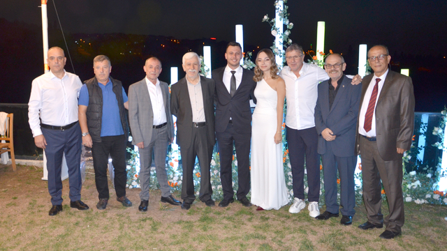 Eski milli futbolcu Tekin, Kocaeli'de genç çiftin nişan törenine katıldı