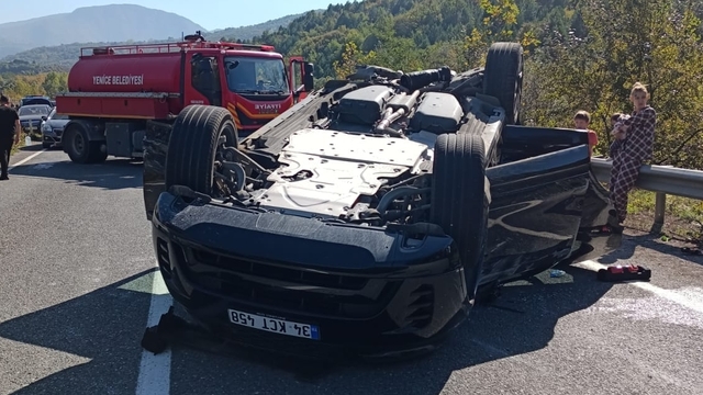Karabük'te 2 otomobilin çarpıştığı kazada 6 kişi yaralandı