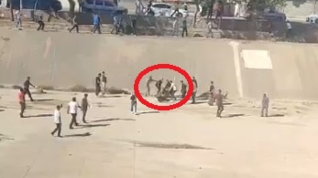 Yakınları ile polise saldıran firari hükümlü, dizinden vurularak yakalandı