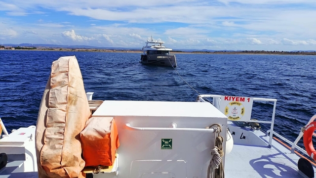 Çanakkale Boğazı'nda sürüklenen tekne kurtarıldı