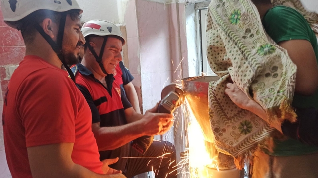 Şanlıurfa'da elini hamur makinesine kaptıran çocuk itfaiye ekiplerince kurtarıldı