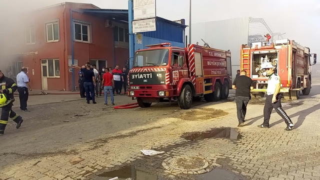 Aydın'da geri dönüşüm tesisinde yangın: 2 kişi dumandan etkilendi