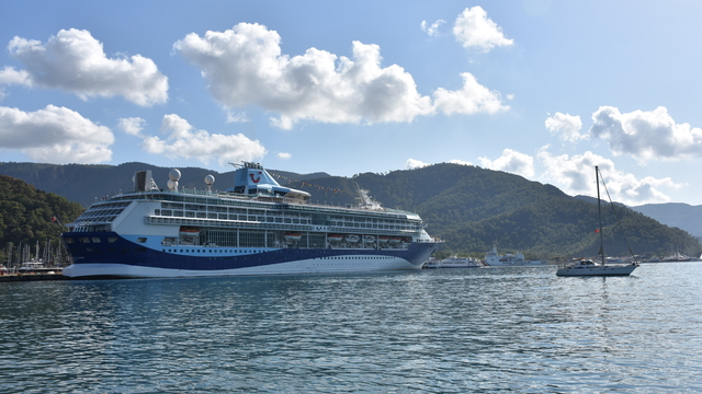 Marella Discovery "ana limanı" Marmaris'e 1701 yolcusuyla geldi