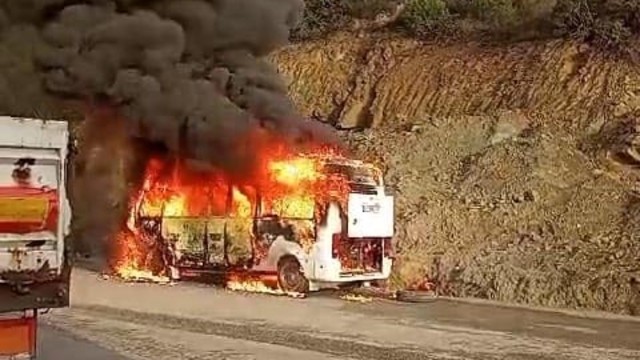 İşçi servis minibüsü yandı
