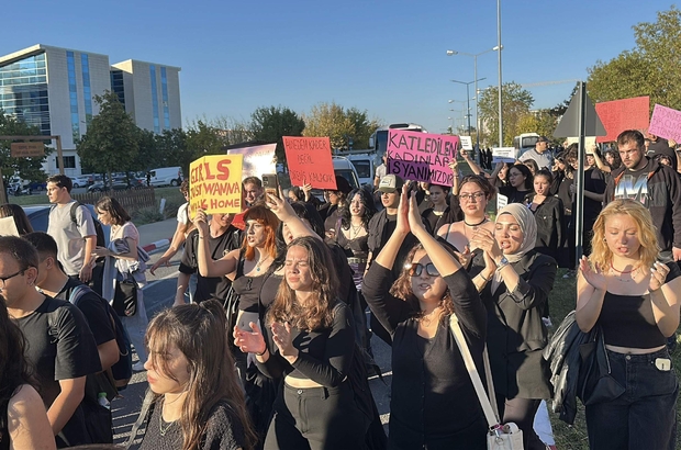 Üniversiteliler, kadın ve çocuk cinayetlerine karşı siyah giyinip 10 kilometre yürüdü