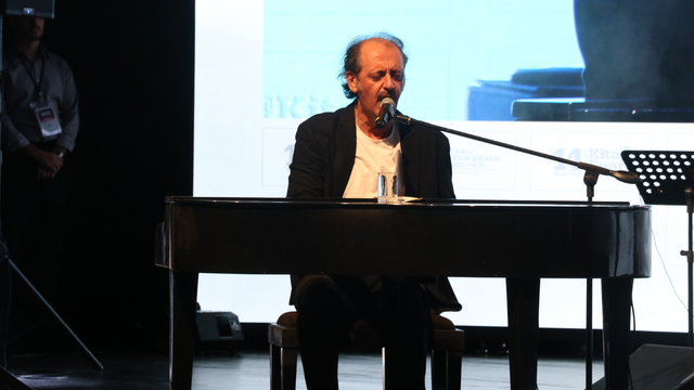 Sanatçı Yücel Arzen 14. Kocaeli Kitap Fuarı'nda konser verdi