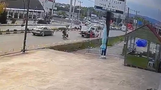 Motosikletin kamyonete çarptığı kaza kamerada; 2 çocuk yaralı