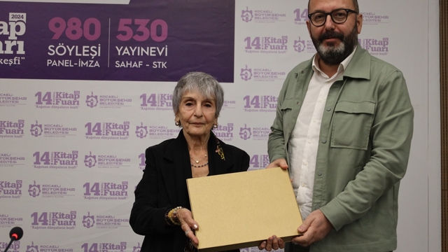 Mehmet Akif Ersoy'un torunu Selma Argon Ersoy, 14. Kocaeli Kitap Fuarı'na katıldı: