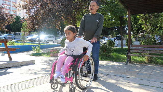 'Spina Bifida' hastası Nafiya, ameliyat olup dik durmak istiyor