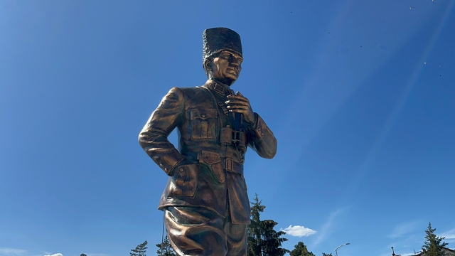 Çerkeş'te kent meydanına Atatürk heykeli konuldu
