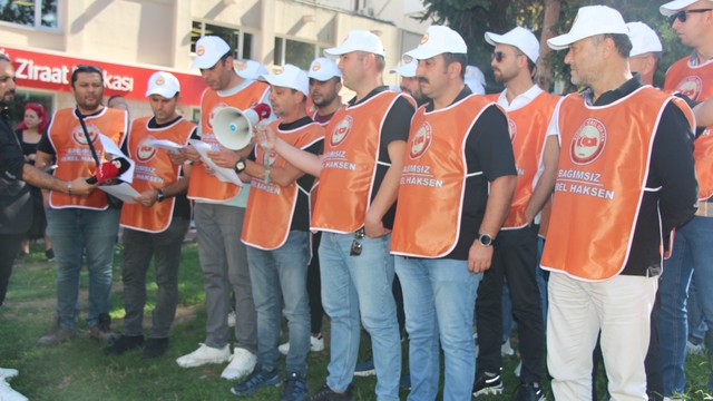 Yalova Belediyesi memurlarından bazıları iş bırakma eylemi yaptı