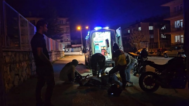 Çorum'da park halindeki kamyonete çarpan motosikletin sürücüsü yaralandı