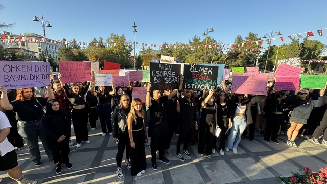 Burdur'da üniversite öğrencileri kadına yönelik şiddete tepki gösterdi
