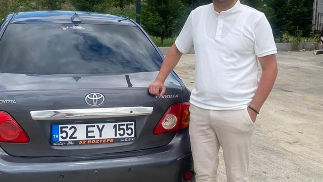 Kamyondaki tomruklar otomobilin üzerine düştü: 1 ölü