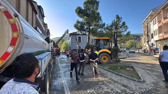 Bartın'da 564 yıllık cami yandı (2)