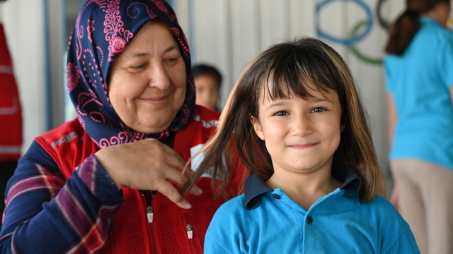 Kızılay gönüllüleri Osmaniye'de köy okulunda ücretsiz saç kesimi yaptı