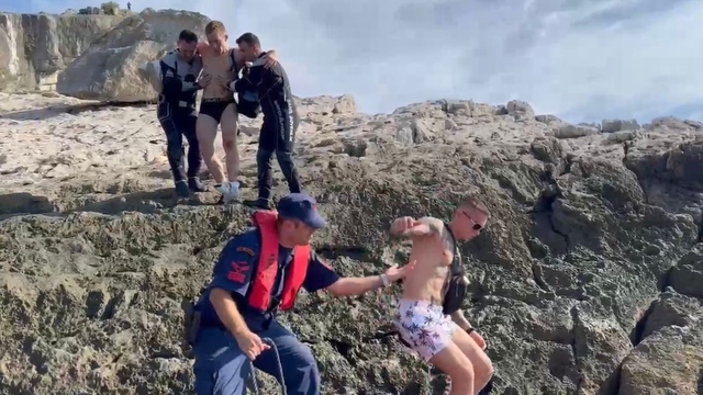 Kayalıklardan düşen Rus turist ekipler tarafından kurtarıldı