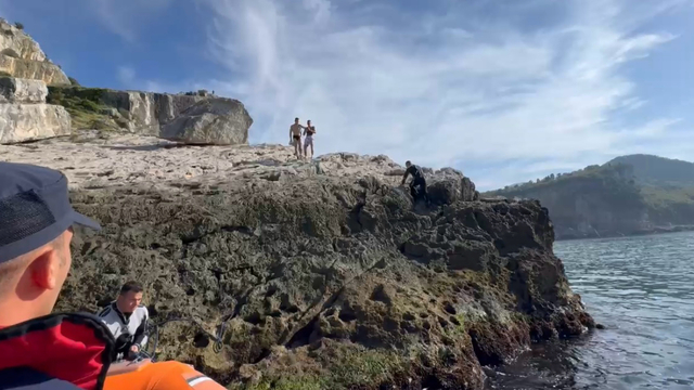 Bartın'da kayalıklarda mahsur kalan Rus turistleri Sahil Güvenlik ekipleri kurtardı