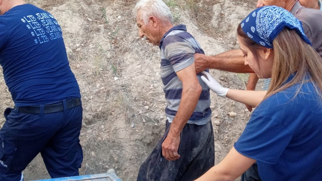 Osmaniye'de devrilen traktörün altında kalan sürücüyü itfaiye kurtardı