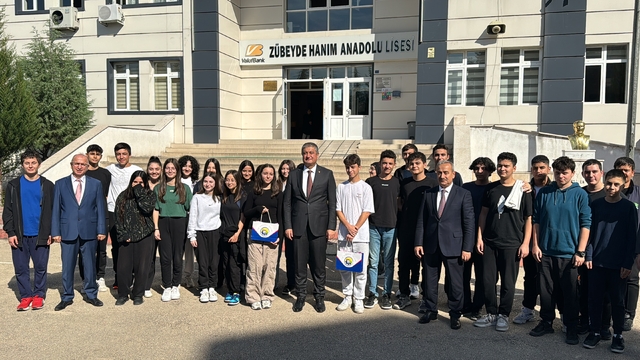 Karabük'te okuma seferberliği kapsamında öğrencilere kitap dağıtımı sürüyor