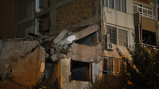 Hatay'da ağır hasarlı binanın yıkımı sırasında başka bir bina zarar gördü