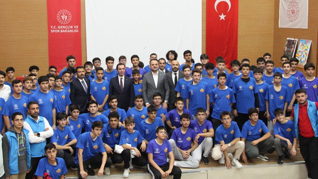Gençlik ve Spor Bakan Yardımcısı Eminoğlu, Bitlis'te gençlerle buluştu: