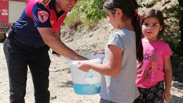Çocukluk hayalini gerçekleştirdi, çocuklarını da gönüllü itfaiyeci yaptı