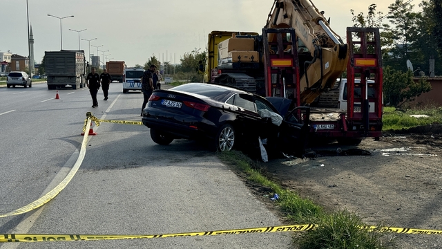 Samsun'da park halindeki tırın dorsesine çarpan otomobildeki sürücü öldü