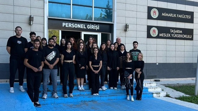 Üniversite öğrencileri kadın cinayetlerine tepki için derslere siyah giyerek katıldı